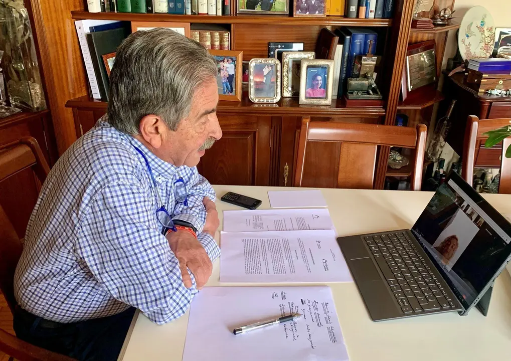 El presidente de Cantabria, Miguel &Aacute;ngel Revilla, mantiene una reuni&oacute;n telem&aacute;tica con representantes de la Asociaci&oacute;n C&aacute;ntabra de la Imagen Personal y COERCAN
