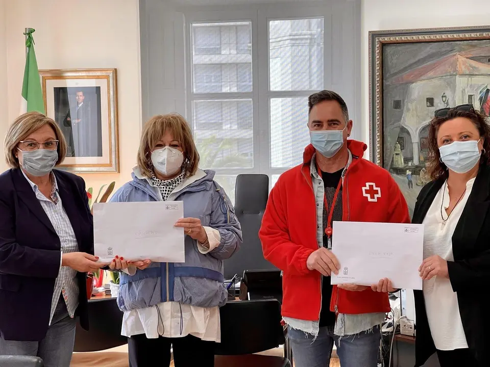 Entrea de lo recaudado con la venta de calendarios solidarios