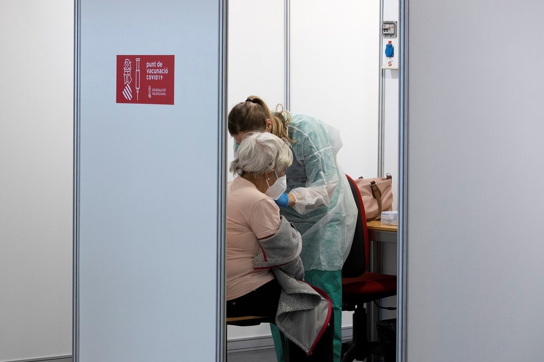 Una sanitaria vacuna a una mujer en el primer día de la vacunación masiva en la Comunidad Valenciana, a 19 de abril de 2021, en el Auditori de Castellón, Comunidad Valenciana, (España). Este es uno de los 70 dispositivos puestos en marcha para llevar a ca