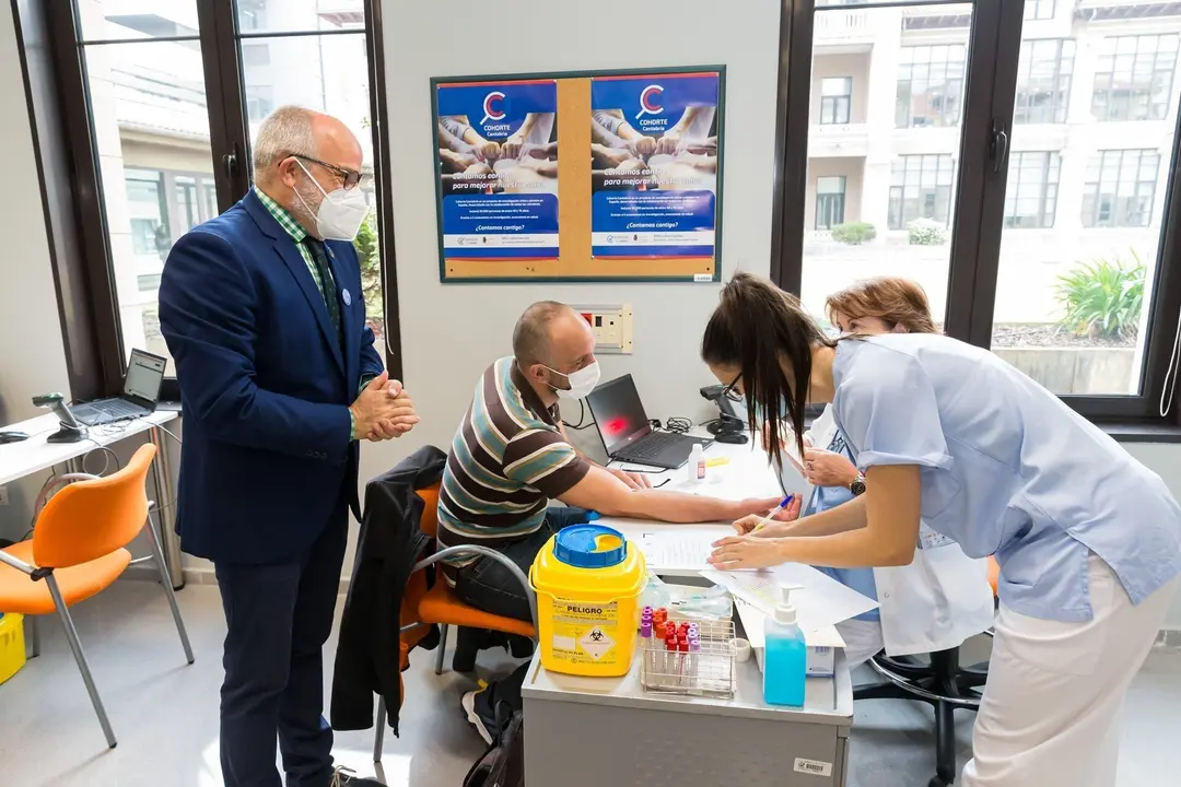 El consejero de Sanidad, Miguel Rodr&iacute;guez, con el primer voluntario de Cohorte Cantabria en Valdecilla