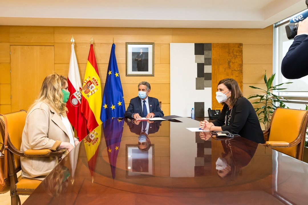El presidente de Cantabria, Miguel Ángel Revilla, acompañado por la consejera de Presidencia, Interior, Justicia y Acción Exterior, Paula Fernández Viaña, se reúnen con la alcaldesa de Valle de Villaverde, Esther Gómez.