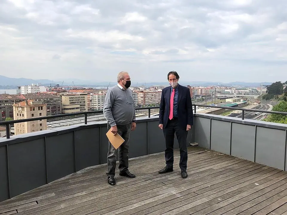 El alcalde de Anievas, Agust&iacute;n Pern&iacute;a (izda), con el consejero de Obras P&uacute;blicas, Ordenaci&oacute;n del Territorio y Urbanismo, Jos&eacute; Luis Gochicoa