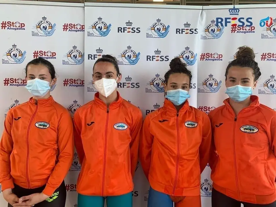 J&oacute;venes deporistas del Club de Salvamento Noja Playa Dorada