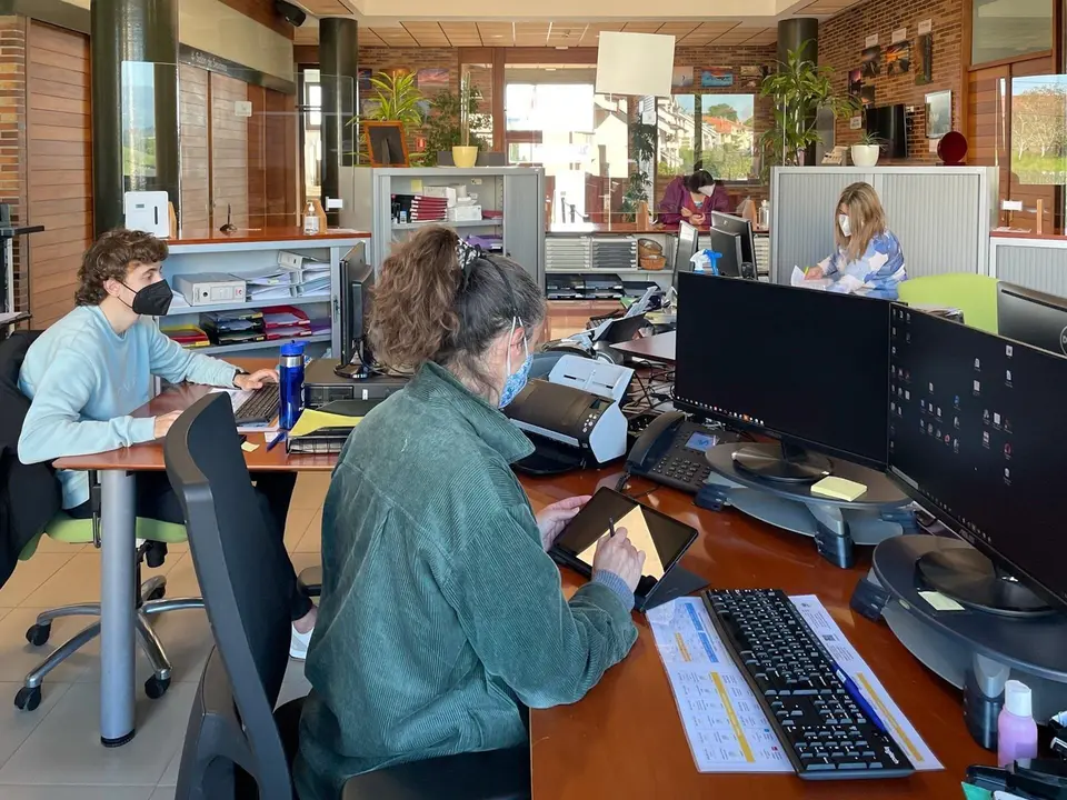 Empleados municipales atienden a un ciudadano mediante el uso del nuevo sistema