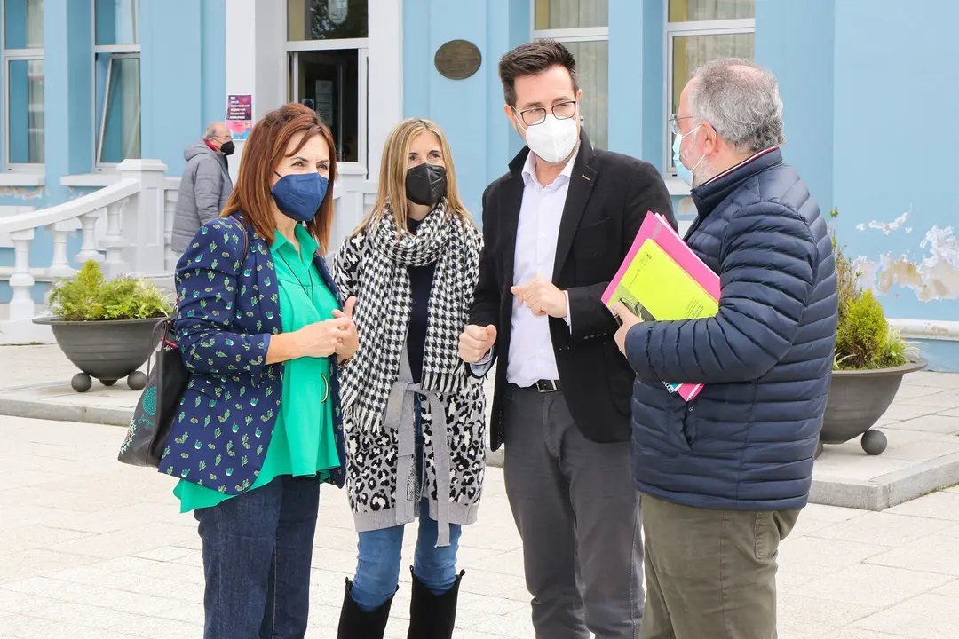 Archivo - La consejera de Empleo y Pol&iacute;ticas Sociales, Ana Bel&eacute;n &Aacute;lvarez, y el alcalde de Colindres, Javier Incera, en la localidad.