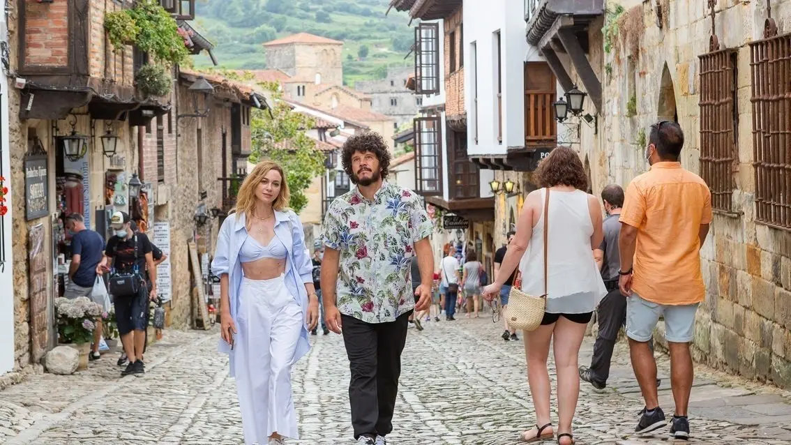 Archivo - Marta Hazas y Xos&eacute; A. Touri&ntilde;&aacute;n, en Santillana del Mar, con motivo del programa Rutas Bizarras de LA 2