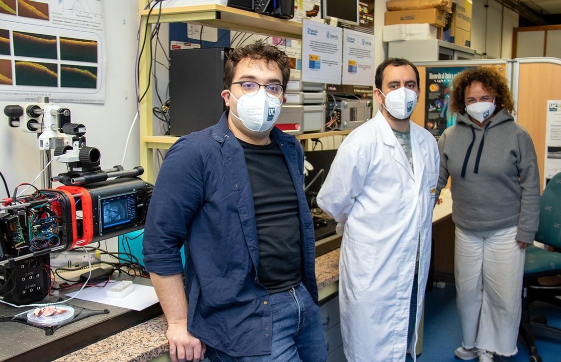Investigadores UC que participan en el nuevo método óptico aplicable a la extracción de tumores
