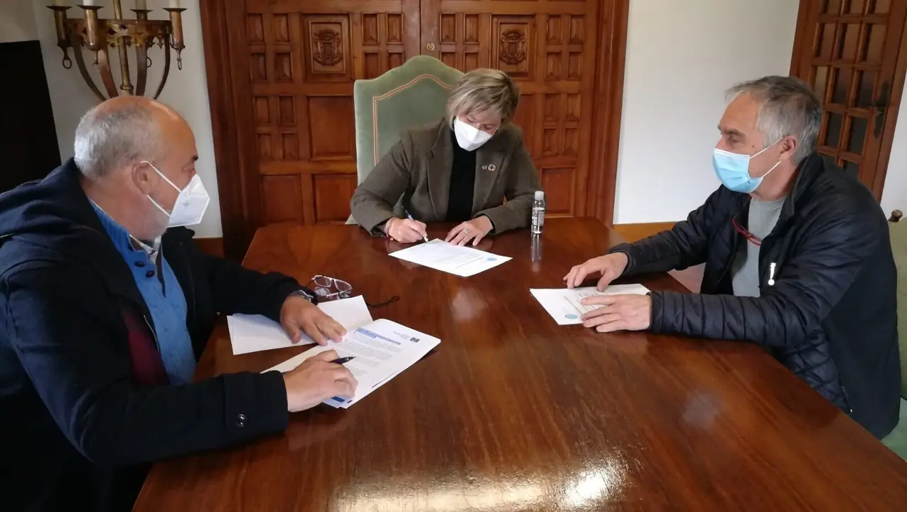 La alcaldesa de Camargo, Esther Bolado, firma un convenio con la Asociaci&oacute;n de Amigos de los Caminos de Santiago del Norte de Espa&ntilde;a por Cantabria para colaborar en la promoci&oacute;n del A&ntilde;o Lebaniego 2023