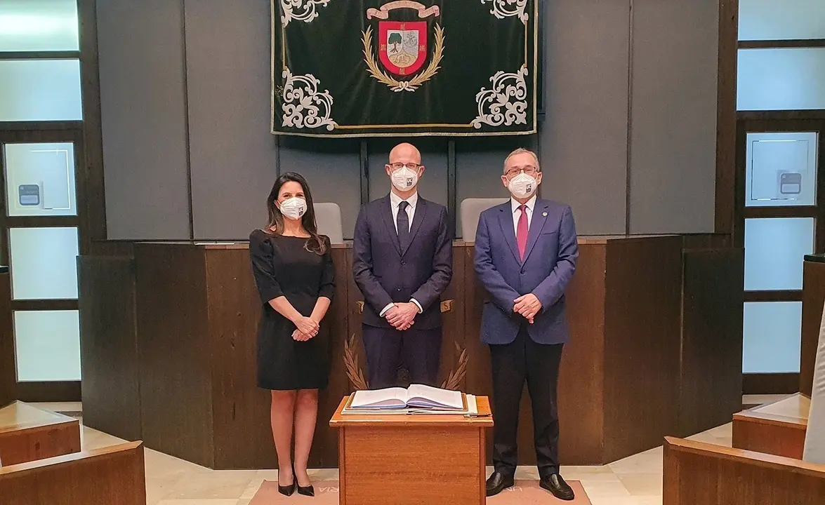 Toma de posesi&oacute;n de Javier Montoya (centro), junto al rector de la UC, &Aacute;ngel Pazos, y la secretaria general, Silvia Tamayo