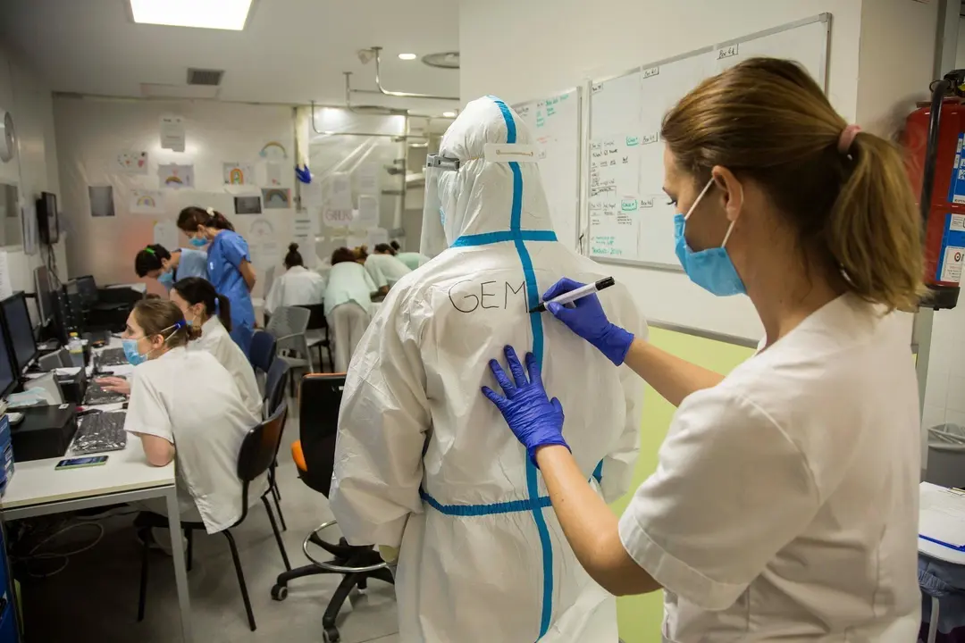 Archivo - Colocaci&oacute;n de EPIs en la UCI de Valdecilla