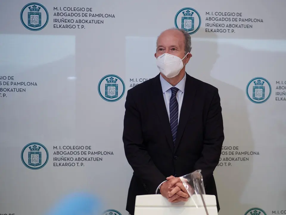 El ministro de Justicia, Juan Carlos Campo, participa en el ciclo 'Di&aacute;logos Institucionales', organizado por el Colegio de Abogados de Pamplona, a 21 de abril de 2021, en Pamplona, Navarra (Espa&ntilde;a). La intervenci&oacute;n se produce horas m&aacute;s tarde de que el min
