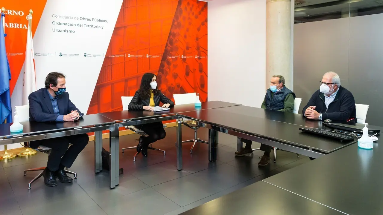 El consejero de Obras P&uacute;blicas, Ordenaci&oacute;n del Territorio y Urbanismo, Jos&eacute; Luis Gochicoa, se re&uacute;ne con representantes de la Asociaci&oacute;n de La Pozona