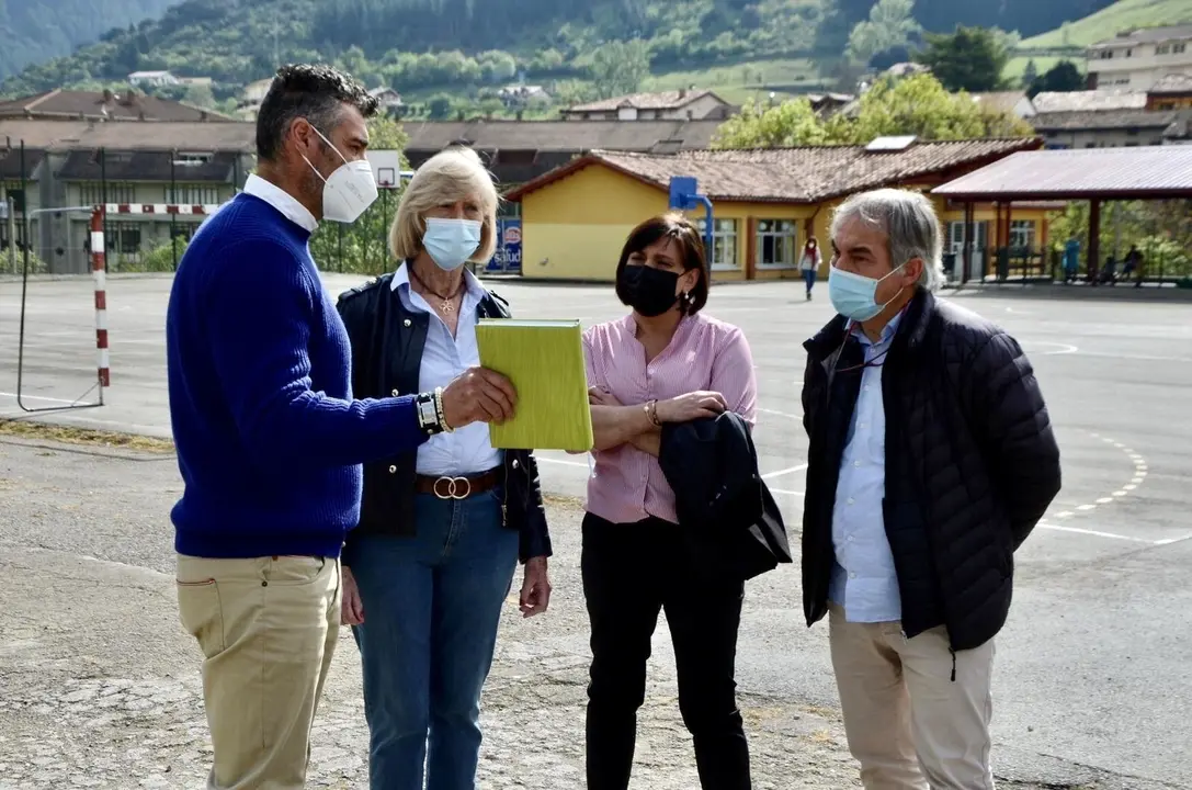 La consejera de Educaci&oacute;n y FP, Marina Lomb&oacute;, en el colegio Concepci&oacute;n Arenal de Potes