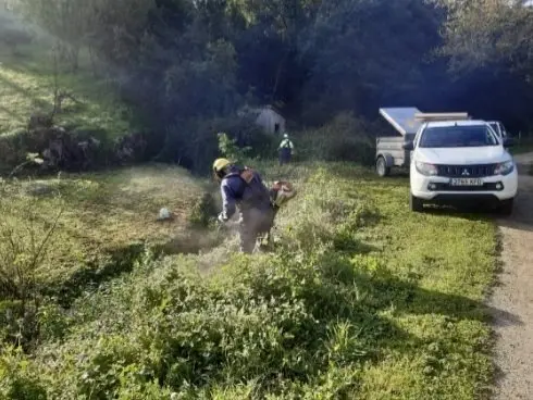 Trabajos de mantenimiento y conservaci&oacute;n en el arroyo Otero, en Azo&ntilde;os (Santa Cruz de Bezana)