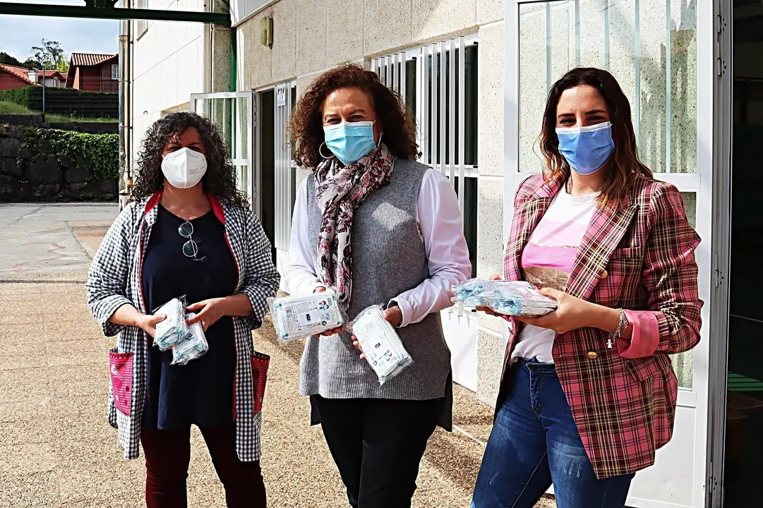 La alcaldesa de Comillas, Teresa Noceda, y la concejal de Educaci&oacute;n, Mirta Pe&ntilde;a, entregan mascarillas infantiles