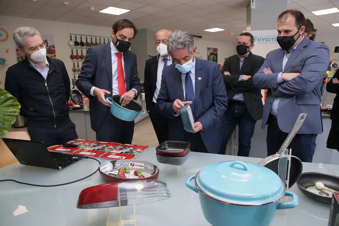 El presidente de Cantabria, Miguel &Aacute;ngel Revilla, y el consejero de Industria, Turismo, Innovaci&oacute;n, Transporte y Comercio, Javier L&oacute;pez Marcano, visitan la planta de Vitrinor, en Guriezo