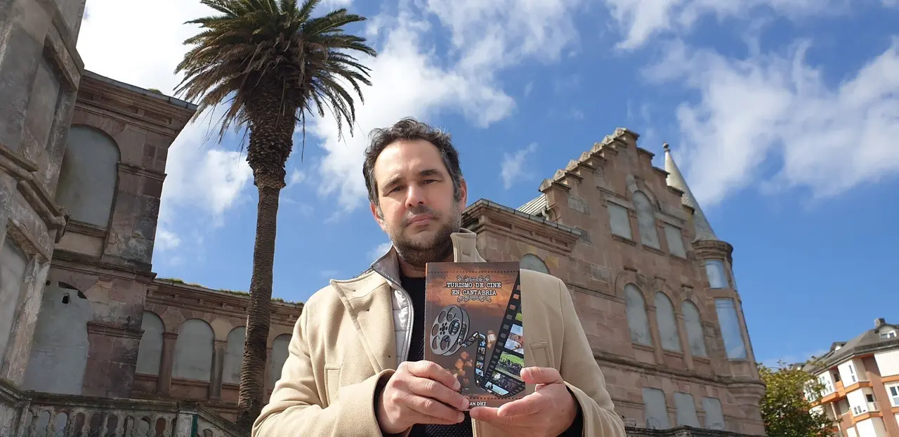 Fran D&iacute;ez y su libro 'Turismo de cine en Cantabria'