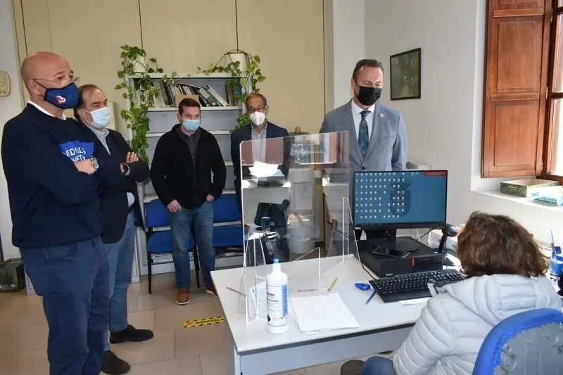 El consejero de Desarrollo Rural, Guillermo Blanco, en su visita a la Oficina Comarcal de Ramales de la Victoria