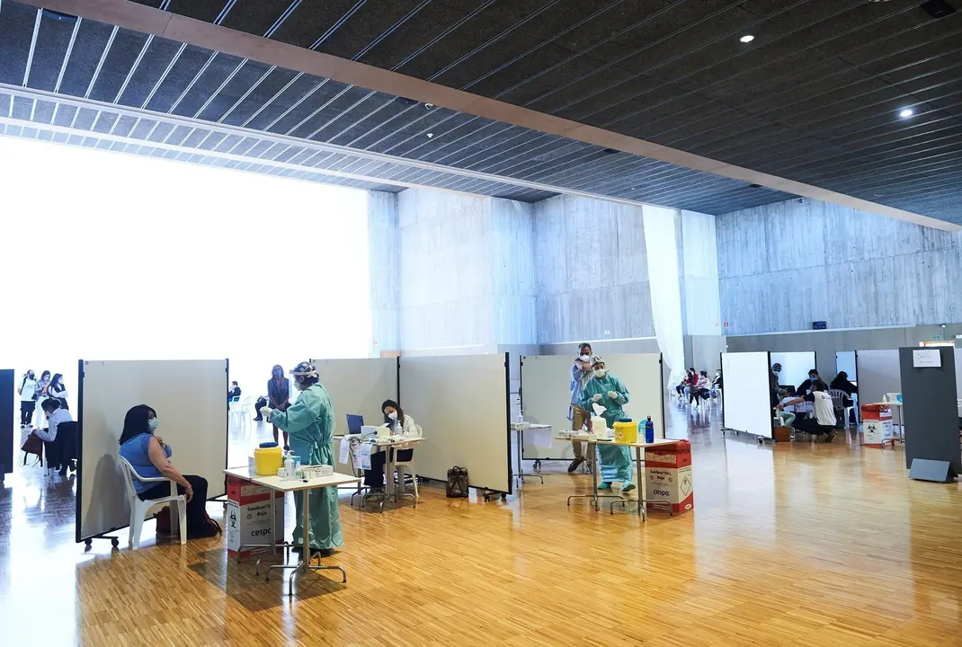 ispositivo de vacunaci&oacute;n masiva frente al Covid-19, en el Palacio de Exposiciones y Congresos de Santander.