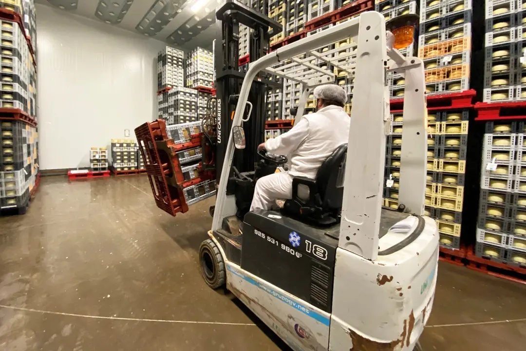 Un operario trabajando en una f&aacute;brica