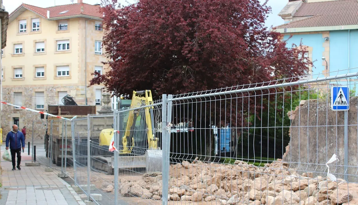 Obras de construcci&oacute;n de un vial de doble direcci&oacute;n en el acceso de la calle San Roque al entorno de la fuente de La Aurora