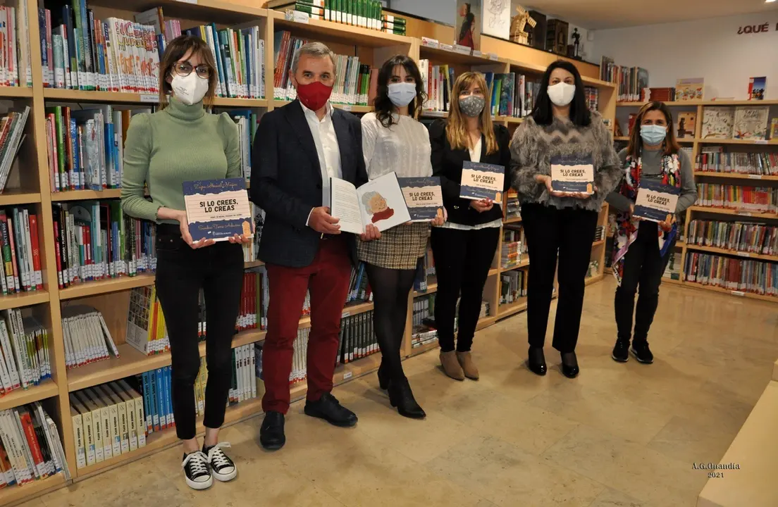 El alcalde de Santa Cruz de Bezana, Alberto Garc&iacute;a, y la concejala Nuria Cardenal, junto a las autoras del libro 'Si lo crees, lo creas', Zayra Abascal y Sandra Torre; y las responsables de la biblioteca, Sandra y Ana Ang&eacute;lica.