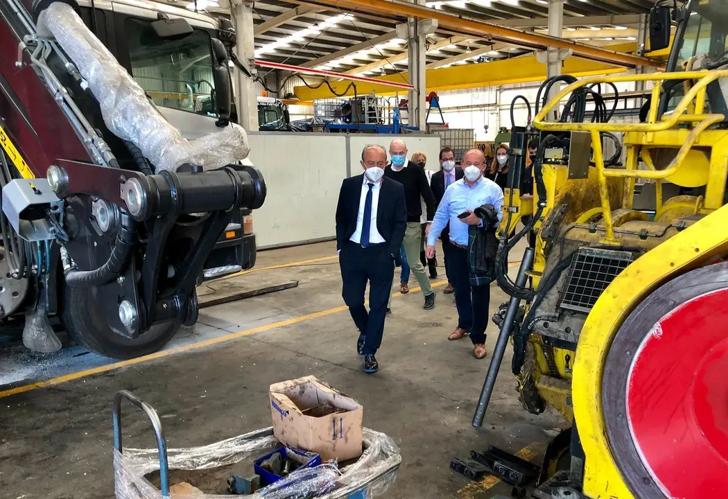 Javier L&oacute;pez Marcano visita la empresa Carrocer&iacute;as y Basculantes Mar