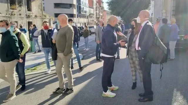 La presidenta del Partido Popular, Mar&iacute;a Jos&eacute; S&aacute;enz de Buruaga, con los hosteleros