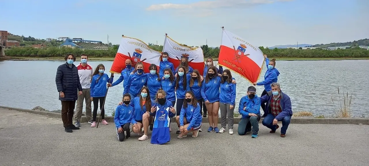El alcalde de Astillero, Javier Fern&aacute;ndez Sober&oacute;n, con el equipo de remo