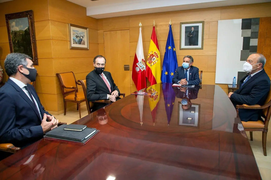 El presidente de Cantabria, Miguel &Aacute;ngel Revilla, y el consejero de Industria, Turismo, Innovaci&oacute;n, Transporte y Comercio, Javier L&oacute;pez Marcano, reciben al consejero delegado y al presidente de EDP Espa&ntilde;a, Rui Teixeira y Manuel Men&eacute;ndez.