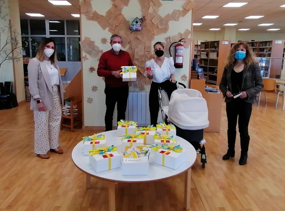 El alcalde de Suances, Andr&eacute;s Ruiz Moya,  y la concejala de Cultura, Arancha Prieto, junto a la primera familia a la que se ha hecho entrega del lote de bienvenida a la lectura.