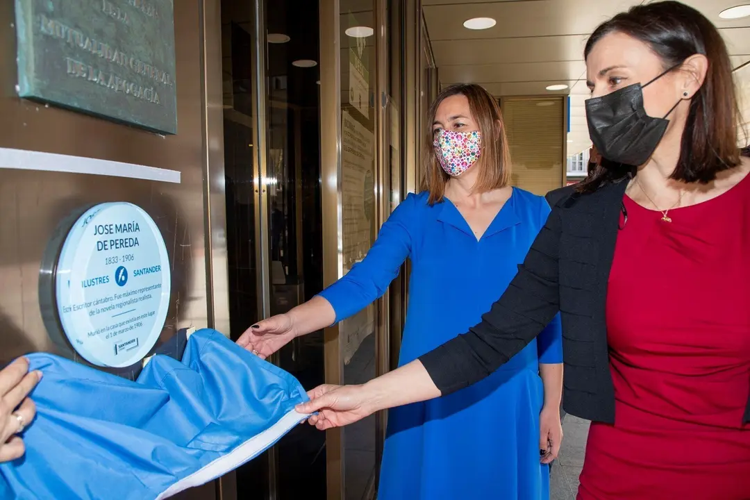 La Alcaldesa De Santander, Gema Igual, Y La Consejera De Econom&iacute;a, Mar&iacute;a S&aacute;nchez,  En La Inauguraci&oacute;n De La Ruta &ldquo;Ilustres Santander&rdquo;.