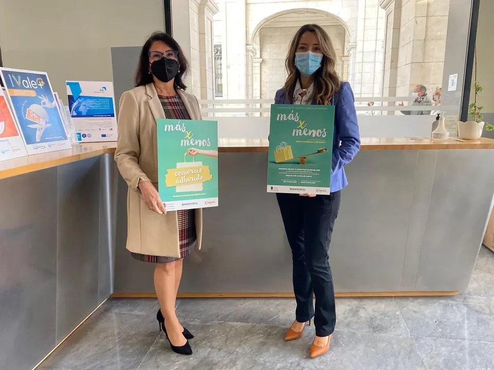 La directora general de Comercio,  Eva Bartolom&eacute;, y la secretaria de Estado de Comercio, Xiana M&eacute;ndez, durante su visita a Cantabria