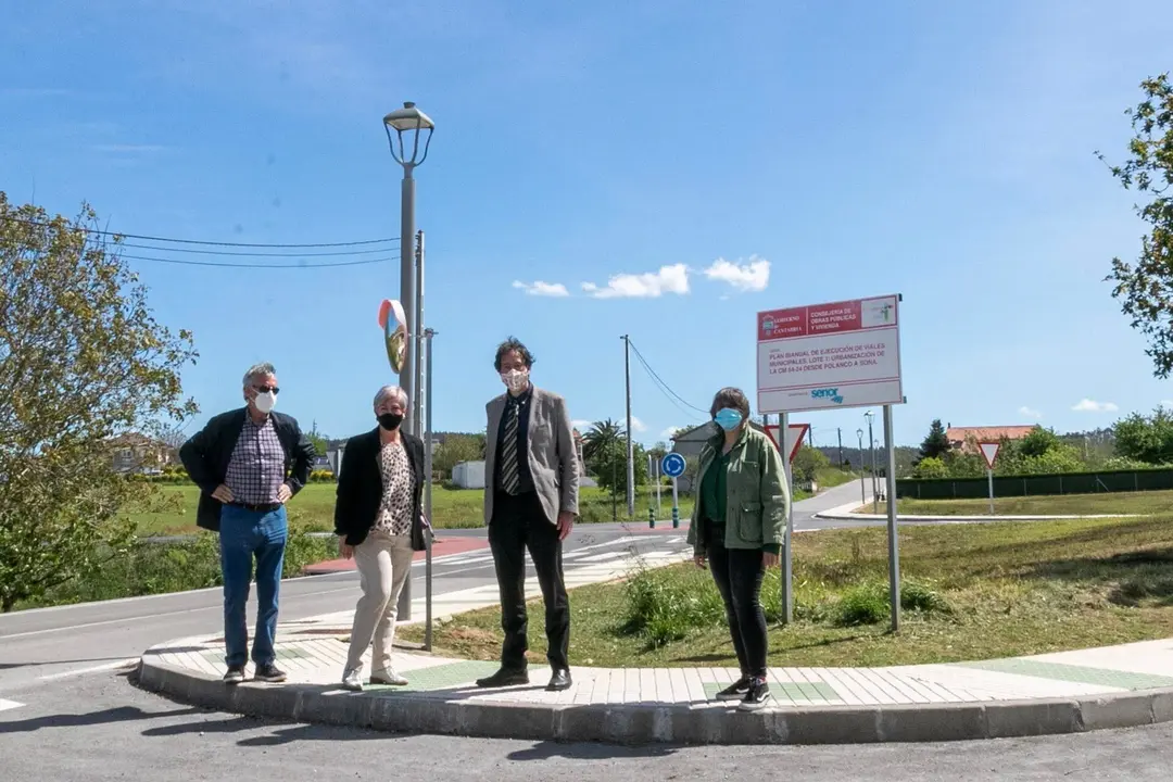 El consejero de Obras P&uacute;blicas, Ordenaci&oacute;n del Territorio y Urbanismo, Jos&eacute; Luis Gochicoa, junto con la alcaldesa de Polanco, Rosa D&iacute;az, visita las obras cometidas en el municipio