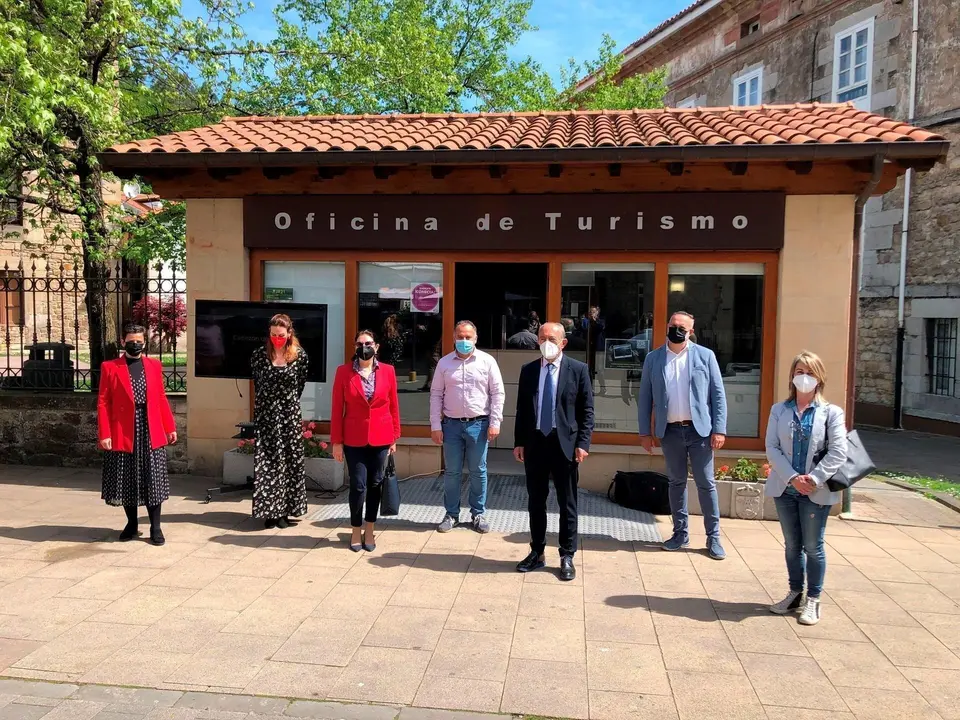 El consejero de Industria, Innovaci&oacute;n, Transporte y Comercio, Javier L&oacute;pez Marcano, realiza una visita institucional a Cabez&oacute;n de la Sal