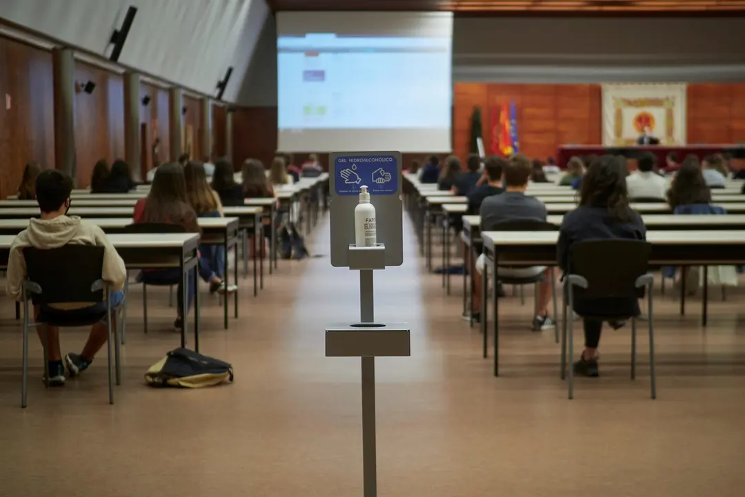 Archivo - Dispensador de gel hidroalcoh&oacute;lico en la entrada a un aula