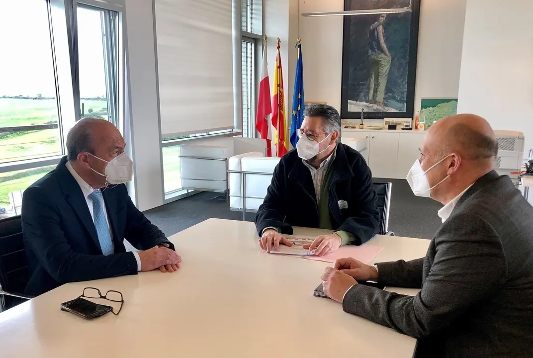 El consejero de Industria, Javier L&oacute;pez Marcano, se re&uacute;ne con el alcalde de Los Corrales, Luis Ignacio Argumosa