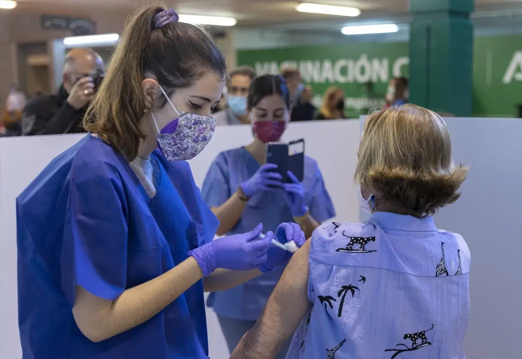 Una sanitaria vacuna a una mujer contra el Covid-19