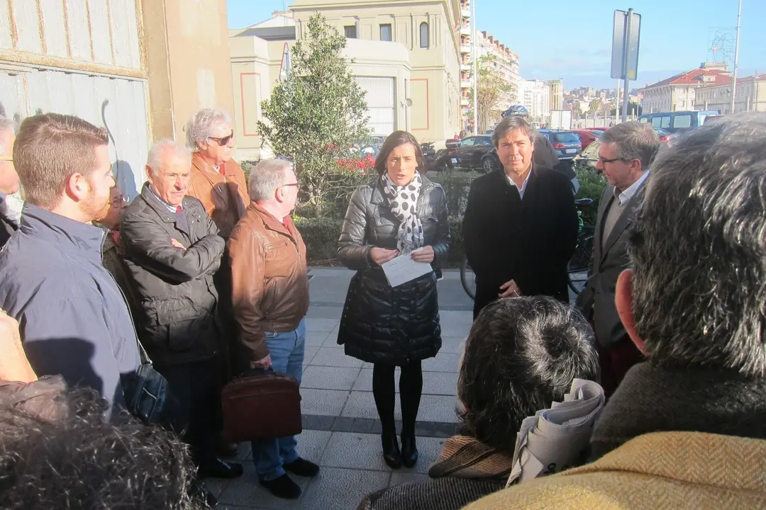 Archivo - La alcaldesa, Gema Igual, reunida con los vecinos