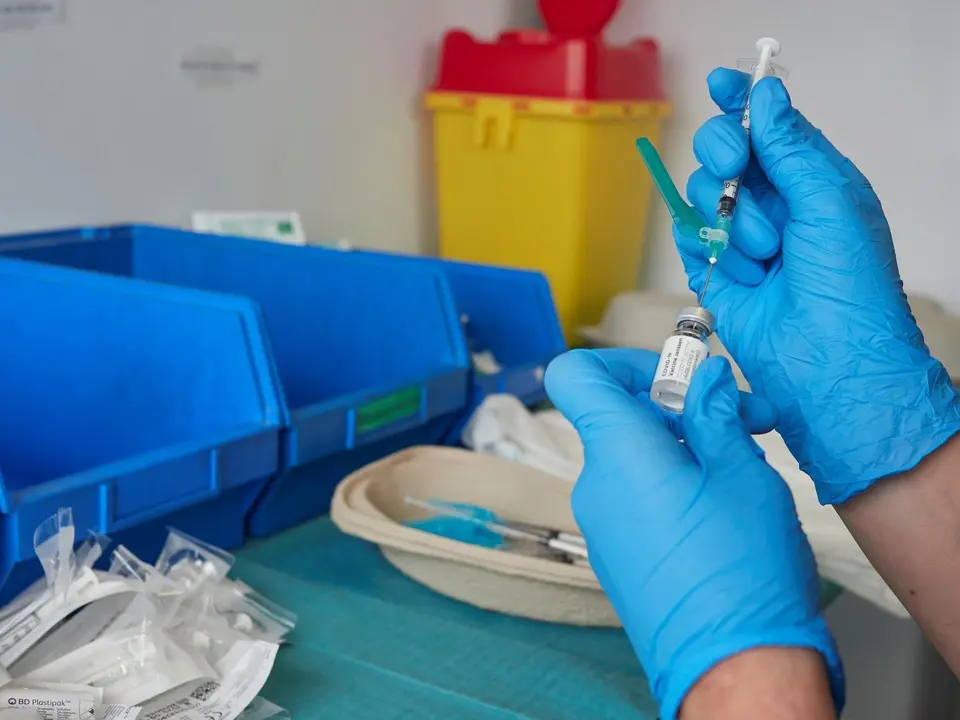 Una profesional sanitaria sostiene un vial con la vacuna de Janssen contra el Covid-19