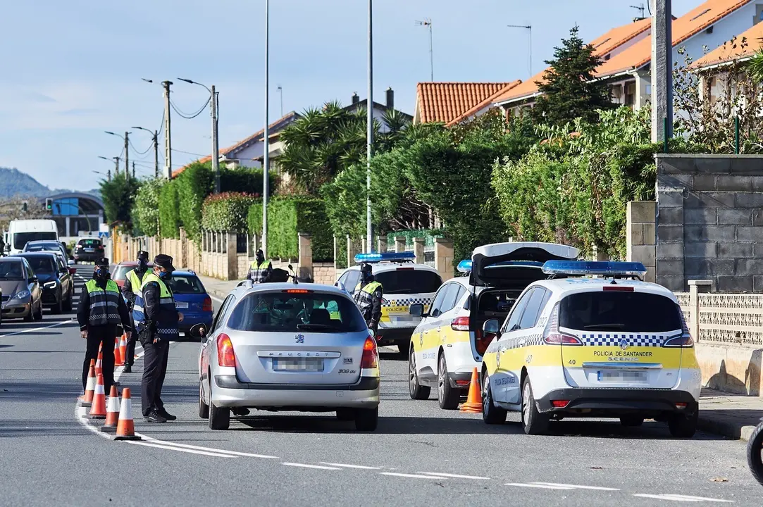 Archivo - Agentes de la Polic&iacute;a Municipal realizan controles de movilidad en la rotonda de Corb&aacute;n. Archivo