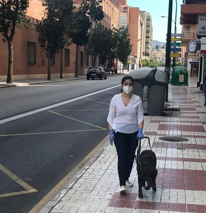 Persona ciega con un perro gu&iacute;a durante el estado de alarma