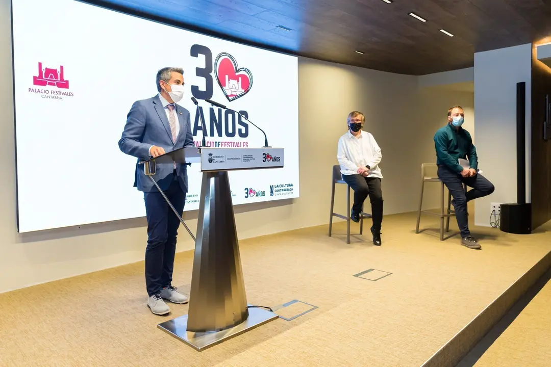 El vicepresidente y consejero de Universidades, Igualdad, Cultura y Deporte, Pablo Zuloaga, presenta, en rueda de prensa, las mejoras y actividades conmemorativas del 30 aniversario del Palacio de Festivales de Cantabria.