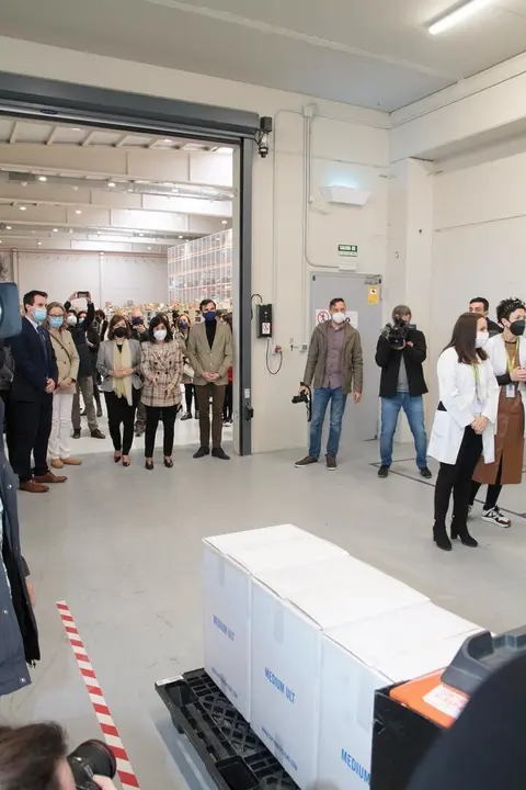 Recepci&oacute;n de un nuevo env&iacute;o de vacunas de Pfizer/BioNTech contra el Covid-19 en el laboratorio farmac&eacute;utico Riofarco