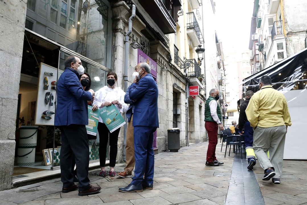 El consejero de Industria y Comercio, Javier López Marcano, en su visita a 'De flores y floreros' en la puesta en marcha de la campaña ‘Más x menos’