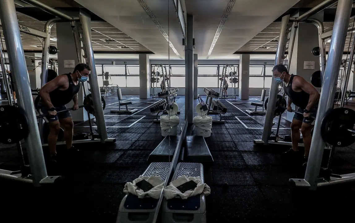 Archivo - Un hombre realiza deporte en las instalaciones de un gimnasio el d&iacute;a que se reabren los recintos deportivas en Valencia