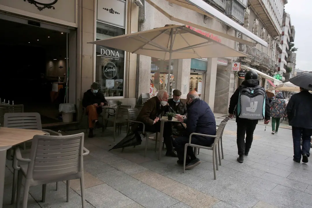 Varias personas en una terraza, el d&iacute;a en que entran en vigor nuevas medidas en la hosteler&iacute;a, en Vigo, Pontevedra, Galicia, (Espa&ntilde;a). La Xunta ha decretado desde este viernes a las 00.00 el paso de la ciudad de Vigo a nivel medio debido a la crisis del C
