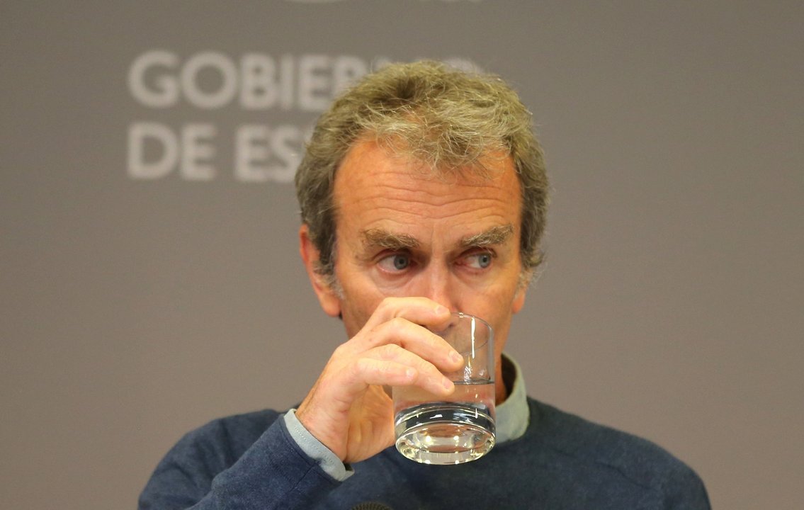 El director del Centro de Alertas y Emergencias Sanitarias (CCAES), Fernando Simón bebe agua durante una rueda de prensa convocada ante los medios, a 19 de abril de 2021, en el Ministerio de Sanidad, Madrid, (España). Durante la rueda de prensa, Fernando 