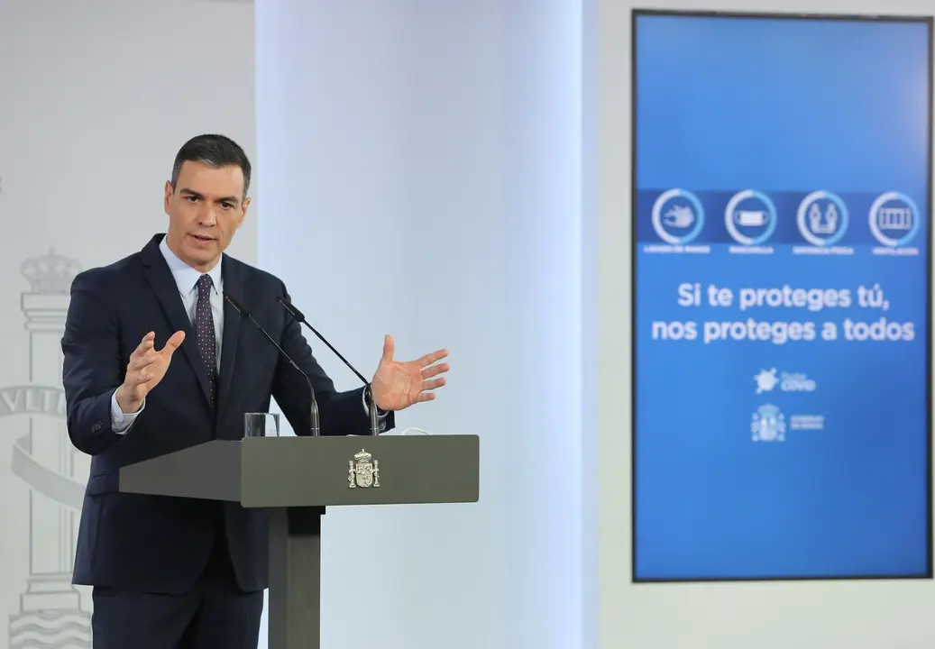 El presidente del Gobierno, Pedro S&aacute;nchez, interviene en una rueda de prensa tras la reuni&oacute;n del Consejo de Ministros en Moncloa, a 13 de abril de 2021, en Madrid (Espa&ntilde;a). 