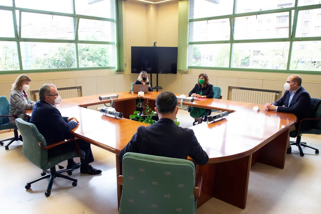 La consejera de Empleo y Pol&iacute;ticas Sociales, Ana Bel&eacute;n &Aacute;lvarez, se re&uacute;ne con el rector de la UC, &Aacute;ngel Pazos.